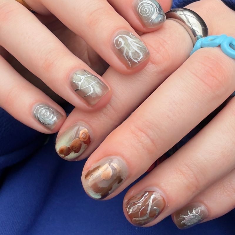 mains ongles arabesques